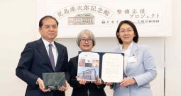 企業版ふるさと納税を活用したまちづくり中核拠点整備費補助金の贈呈式写真