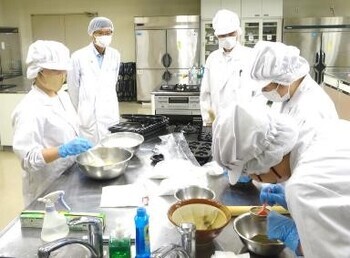 写真：ベジドーナツ開発の様子