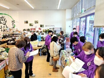 写真：試食提供の様子