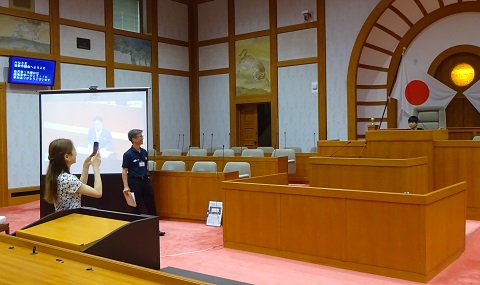 議長席で記念撮影している様子