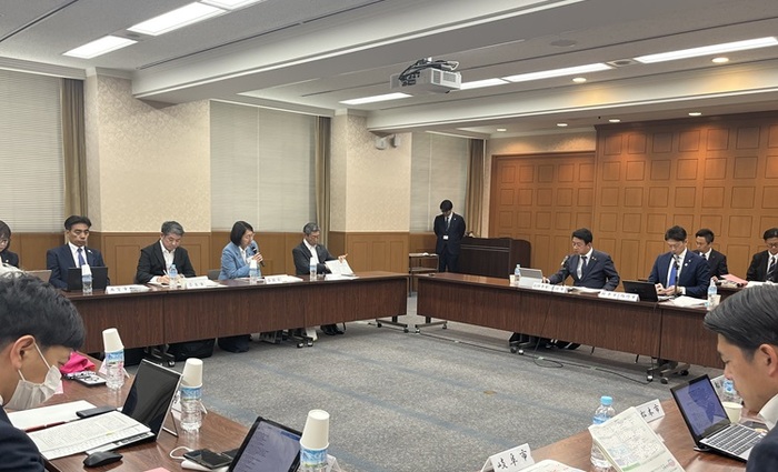 プロジェクト会議で発言する伊東市長の写真