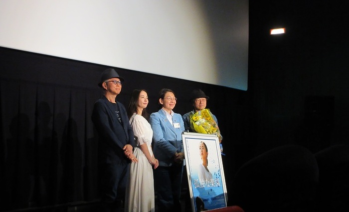 映画出演者と伊東市長の写真