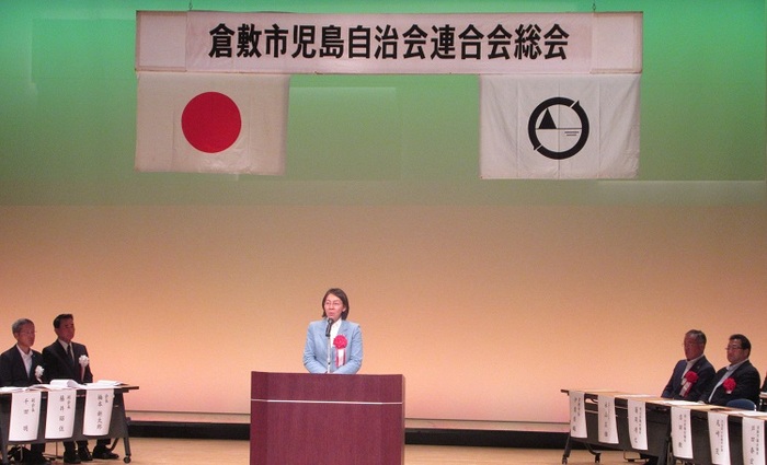 ステージで挨拶をする伊東市長の写真